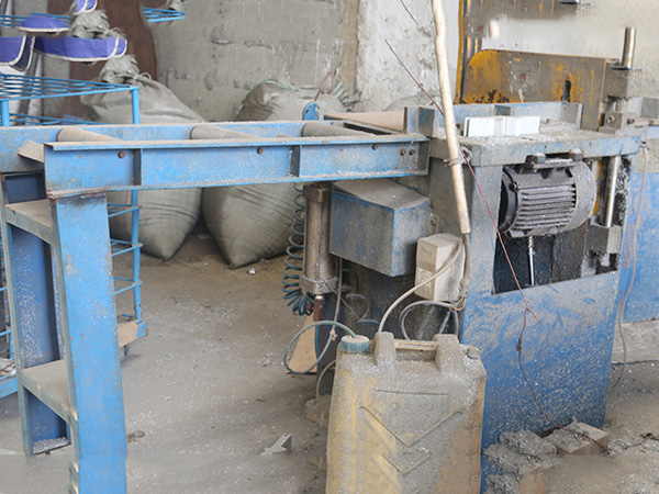 鋸切設備 鋸切設備